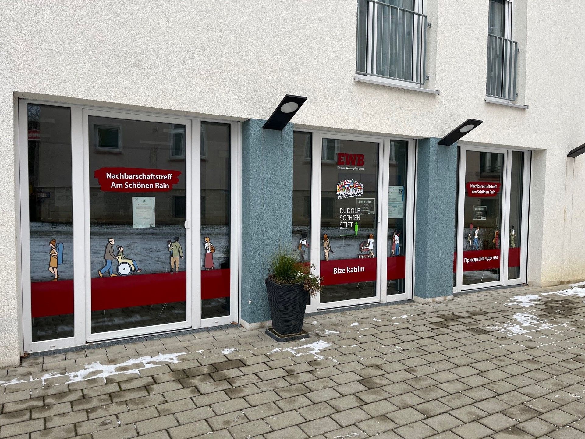 Das Bild zeigt eine Fensterfront. Die Fenster sind mit Gestaltungselementen beklebt.