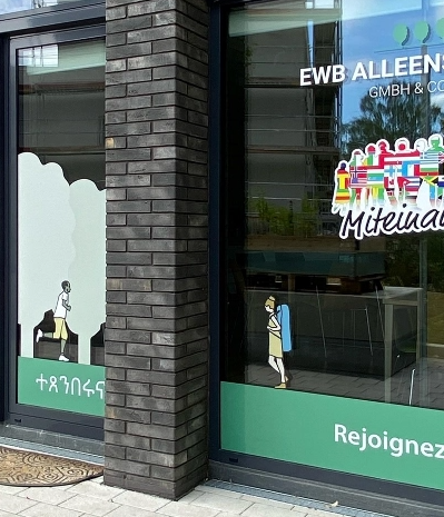 Das Bild zeigt eine Fensterfront eines Gebäudes. Die Fenster sind mit Gestaltiungselementen beklebt. Link zum Bereich Gemeinwesenarbeit Zell.
